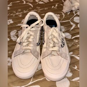 Vans Of The Walls Sneakers Women’s 7, White shoes With Black Detail, Ultracush